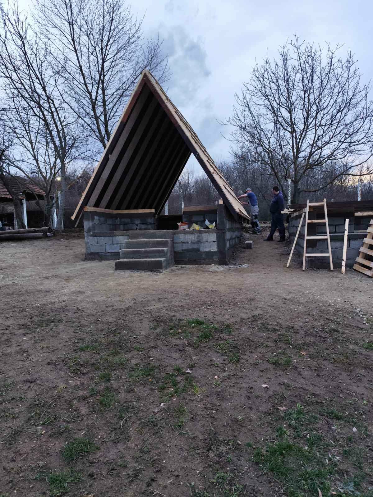 Poslednji Deo Slagalice - Gradnja krova i drvene konstrukcije - kod A-oblika bungalova, krov je zapravo cela konstrukcija. Ovde možete videti kako se polako oblikuje prepoznatljiv siluet. 1