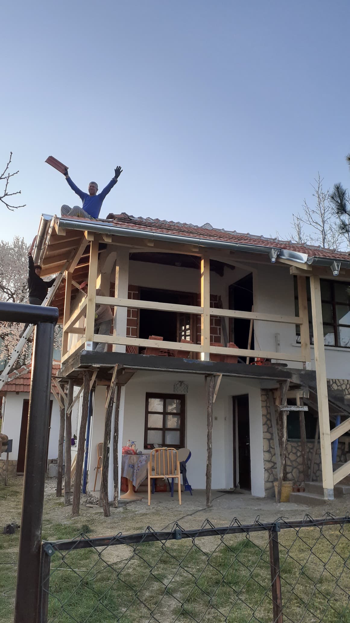 Oživljavanje vikendice - Proces transformacije — proširivanje terase i krova, stvaranje većeg spoljašnjeg prostora za goste. 1